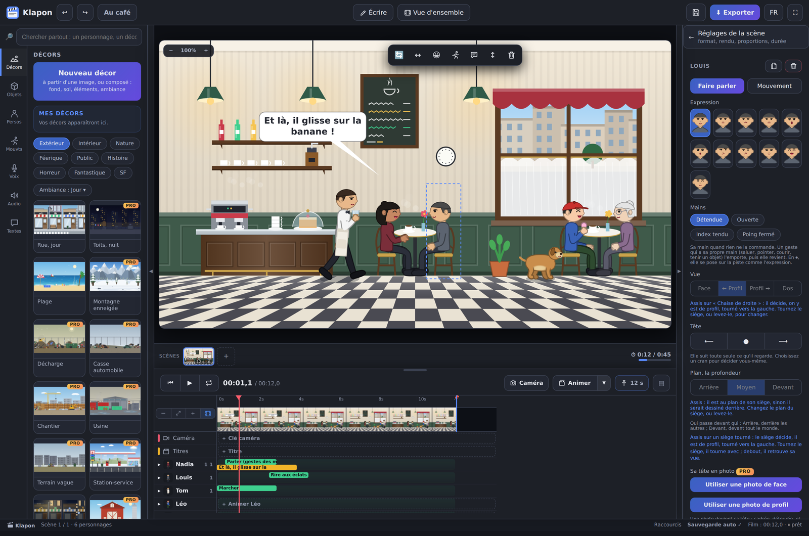 L'interface de Klapon : la bibliothèque de décors à gauche, une scène de café avec deux amis qui rient à une table, un serveur, un enfant et son chien, le panneau de réglages à droite et la frise des pistes en bas.